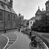 Overzicht Academieplein; Broerstraat - Groningen - 20092135 - RCE -  De Broerstraat in Groningen, gezien in de richting van de Oude Kijk in 't Jatstraat vanaf het bordes van het Academiegebouw, 1980. Links de Martinuskerk en daarnaast het hoekpand Oude Kijk in 't Jatstraat 15-19 (rm 486108). Rechts (met puntgevel) het voormalige Hygienisch Laboratorium van de universiteit (gem.mon. 101821). 
