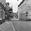 Overzicht Kleine Gelkingestraat-Zuiderdiep - Groningen - 20092263 - RCE -  De Kleine Gelkingestraat in Groningen in 1980, gezien in de richting van het Zuiderdiep, met links en rechts de Burchtstraat. Rechts het gesloopte Hotel Frigge, links op de voorgrond een deel van Burchtstraat 2 / Kleine Gelkingestraat 2 (rm 18438) en daarachter een deel van Gedempte Zuiderdiep 17 (rm 18740). 