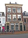 Woonhuis met twee verdiepingen en forse kroonlijst