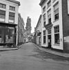 Overzicht A.Kerkstraat - Groningen - 20092146 - RCE -  De Akerkstraat in Groningen, gezien naar het zuiden vanuit de Kromme Elleboog, 1980. Links Grote Kromme Elleboog 14 (gem.mon. 103785), rechts Grote Kromme Elleboog 16 (Van Erp, gem.mon. 102142). Op de achtergrond de toren van de Der Aa-kerk (rm 18424). This is an image of a municipal monument in Groningen with number 103785 More images 