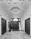 Interieur, hal richting voordeur - Groningen - 20339254 - RCE -  Stucwerk/ Lodewijk-XIV-stijl: Interieur, hal richting voordeur (opmerking: Gefotografeerd voor Huizen in Nederland, Hendrick de Keyser) 