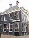 Donkergrijs geverfd hoekpand