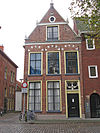 Pand met twee friezen in de voorgevel