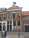 Pand met omlijste dubbele voordeur