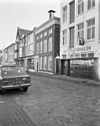 Voorgevel - Groningen - 20093651 - RCE -  De zuidzijde van het Damsterdiep in Groningen, 1975. Het pand met de lijstgevel (nr. 17) is een rijksmonument (rm 18440). 
