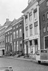 Voorgevels - Groningen - 20093948 - RCE -  De Hoge der A in Groningen, 1966. V.l.n.r. de nrs. 9 (rm 18517), 8 (rm 18516) en 7 (rm 18515). 