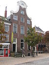 Groningen Vismarkt 40.JPG -  Groningen, Vismarkt 40, Pand met klokgevel; middeleeuwen (oorspr.) 1723 (gevel) verbouwd in 1906 en 1929 