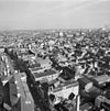 Overzicht vanaf A-toren richting Rademarkt - Groningen - 20092159 - RCE -  Uitzicht naar het oosten vanaf de toren van de Der Aa-kerk in Groningen, 1980. Links op de voorgrond de zuidzijde van het A-Kerkhof met de Korenbeurs (rm 18415), daarachter de Vismarkt. 