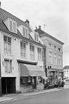 Voorgevels - Groningen - 20094341 - RCE -  De voorgevels van de panden Steentilstraat 50 (links, rm 18700) en Steentilstraat 52/Schuitendiep 57 (rm 18701) in Groningen, 1967 