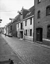 Voorgevel - Groningen - 20093915 - RCE -  De voorgevel van het pakhuis Hoekstraat 25 (midden) in Groningen, 1974. Links daarvan het voormalige koetshuis Hoekstraat 27 (rm 18505) 