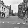 Overzicht Academieplein-Broerstraat - Groningen - 20092137 - RCE -  De Broerstraat in Groningen, gezien naar het westen vanuit de Oude Kijk in 't Jatstraat, 1980. Links van het midden het Academiegebouw, rechts het hoekpand Oude Kijk in 't Jatstraat 15-19 (rm 486108) en daarachter de Martinuskerk. 