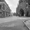 Overzicht Munnekeholm - Groningen - 20092288 - RCE -  De Munnekeholm in Groningen, gezien vanaf de westzijde van het A-Kerkhof in 1980. Rechts het hoofdpostkantoor (rm 485880) en het begin van de Schuitemakersstraat. 