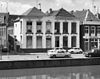 Voorgevel - Groningen - 20093676 - RCE -  De Lage der A in Groningen, gezien vanaf de Hoge der A. Links het begin van de Dwarsstraat. V.l.n.r. het hoekpand Dwarsstraat 1 (rm 18450), Lage der A 14 (rm 18541) en 15. 