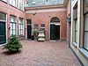 Armhuiszitten Convent - binnenplaats met pomp -  Binnenplaats met 18e eeuwse pomp in Armhuiszitten Convent in de stad Groningen (Nederland).