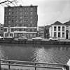 Overzicht Lage der A - Groningen - 20092283 - RCE -  De Lage der A in Groningen in 1980, gezien vanaf de Hoge der A. Links nr. 12-13 (pakhuis, rm 485842), in het midden de Dwarsstraat, rechts Dwarsstraat 1 (wit hoekpand, rm 18450). 