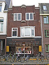 Groningen Nieuwe Boteringestraat 98.JPG -  Groningen, Nieuwe Boteringestraat 98, Winkelwoonhuis met kenmerken van de Amsterdamse School en de Art DÃ©co-stijl, arch. Joh Prummel, 1924; rm 485930 