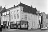 Hoek Schuitendiep - Groningen - 20094342 - RCE -  De hoek Steentilstraat-Schuitendiep in Groningen, 1967. Links Steentilstraat 50 (rm 18700), op de hoek Steentilstraat 52 / Schuitendiep 57 (rm 18701) 