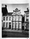 Huis Cardinal, later herbouwd naast het Provinciehuis - Groningen - 20093992 - RCE -  Cardinaalshuis, Oude Kijk in 't Jatstraat, Groningen. In 1559 gebouwd, gesloopt in 1893. In 1927 is de voorgevel (rm 1859) verwerkt in Martinikerkhof 13, de portierswoning van het Provinciehuis. Dat pand zelf maakt deel uit van gem.mon. 106770. This is an image of a municipal monument in Groningen with number 106770 More images 