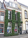 Groningen Schuitendiep 41;.JPG -  Groningen, Schuitendiep 41; Pand met verdieping onder zadeldak evenwijdig aan de rooilijn. Op de verdieping zesruitsvensters; kroonlijst met goot op bloklijst; rm 18683 