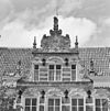 Voorgevel, geveltop - Groningen - 20339249 - RCE -  Klauwstuk/ Portretmedaillons: Voorgevel, geveltop (opmerking: Gefotografeerd voor Huizen in Nederland, Hendrick de Keyser) 