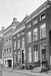 Voorgevels - Groningen - 20093949 - RCE -  De Hoge der A in Groningen, 1966. V.l.n.r. de nrs. 10, 9 (rm 18517) en 8 (rm 18516). 