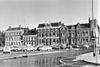 Overzicht - Groningen - 20094141 - RCE -  De oostwand van de Ossenmarkt in Groningen in 1967, gezien vanaf de Boteringebrug, met links Ossenmarkt 7 (rm 18612) en daarnaast Ossenmarkt 8 (rm 18614), dan de nrs. 9-10 en 11 en het hoekpand Spilsluizen 17. 