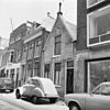 Voorgevel - Groningen - 20094008 - RCE -  De Lage der A in Groningen, 1969. V.l.n.r. de nummers 16, 17 (rm 18539), 18 (rm 18542) en 19 (gedeeltelijk). 