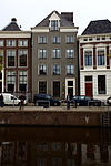 18519 Hoge der A 13 Groningen NL -  Hoge der A 13, Groningen. Pand waarvan de gevelarchitectuur onder pleisterwerk verborgen is. Rechts nr. 12 (rm 18518), links nr. 14 (rm 18520). 