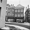 Voorgevel - Groningen - 20094371 - RCE -  Tussen Beide Markten 2-4, Groningen, voorgevels, 1969. Rechts daarvan het Tingtangstraatje. 