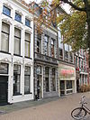 Groningen Vismarkt 48.JPG -  De zuidzijde van de Vismarkt in Groningen, 2010. Links nr. 46 (rm 18723), daarnaast nr. 48 (rm 18724). 