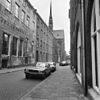 Overzicht Broerstraat - Groningen - 20092164 - RCE -  De Broerstraat in Groningen, gezien naar het westen, 1980. V.l.n.r. een deel van het Calmershuis (rm 18632), het Wolters-Noordhoffcomplex en de Martinuskerk. Rechts een deel van Oude Boteringestraat 26 (gem.mon. 102924). 