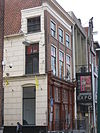 Grote Markt 40 1.JPG -  Groningen, Grote Markt 40, Onderkelderd hoekpand, late 12e eeuw (kelder) 1565 (verb.) 19e eeuw (gevel) late 19e eeuw (pui) 