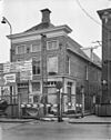 Voor- en rechter zijgevel - Groningen - 20094136 - RCE -  Oosterstraat 71, Groningen, voorgevel en rechterzijgevel aan de Burchtstraat, 1980. 