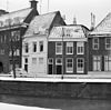 Voorgevel - Groningen - 20094352 - RCE -  De Turfsingel in Groningen, 1969. V.l.n.r. de nrs. 25 (gedeeltelijk), 23 (rm 18703), 21 en 19 (gedeeltelijk, rm 18702). 