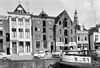 Voorgevels - Groningen - 20093941 - RCE -  De voorgevels van (v.l.n.r.) de panden Hoge der A 7 (rm 18515), 6 (rm 18514), 5 (Pakhuis Libau, rm 18513) en 4 (gesloopt) in Groningen, 1965. Rechts van nr. 4 de voormalige H.O. Steeg 