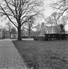 Overzicht Hereplein - Groningen - 20092233 - RCE -  Het Hereplein in Groningen, gezien vanaf de Heresingel in 1980. Rechts op de achtergrond Hereplein 4-5 (rm 485667) en daarvoor het gedenkteken voor Jozef IsraÃ«ls (1922, Abraham Hesselink, deel van gem.mon. 103771). 