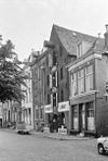Voorgevels - Groningen - 20093940 - RCE -  De voorgevels van de panden Hoge der A 4 (rechts, gesloopt), 5 (Pakhuis Libau, rm 18513), 6 (rm 18514) en 7 (rm 18515) in Groningen. Rechts van nr. 4 begon de H.O. Steeg. 