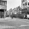 Exterieur OVERZICHT, VOORGEVEL, NA DE BRAND - Groningen - 20268087 - RCE -  De Oude Boteringestraat in Groningen, gezien vanaf de noordhoek met de Rode Weeshuisstraat, vermoedelijk in januari 1992. Links een deel van de Spaarbank St. Maarten (gem.mon. 104405). Rechts de bouwplaats van de Openbare Bibliotheek. Achter de vrouw met de fiets het hoekpand Oude Boteringestraat 9/Poststraat 2-4 (rm 18628), dat op 4 juni 1991 door brand werd getroffen. This is an image of a municipal monument in Groningen with number 104405 More images 