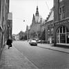 Overzicht Academieplein-Broerstraat - Groningen - 20092138 - RCE -  De Broerstraat in Groningen, gezien naar het westen in de richting van de Oude Kijk in 't Jatstraat, 1980. Rechts een deel van Oude Boteringestraat 26 (gem.mon. 102924) en daarachter het Academiegebouw (rm 485446), geheel links een deel van het Wolters-Noordhoffcomplex en daarachter de Martinuskerk. This is an image of a municipal monument in Groningen with number 102924 More images 