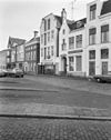 Overzicht - Groningen - 20093648 - RCE -  De zuidzijde van het Damsterdiep in Groningen, 1975. Nr. 17 (pand met lijstgevel) is een rijksmonument (rm 18440) 