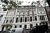 Groep van vier herenhuizen in rijk versierde eclectische bouwstijl