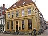 Groningen Poelestraat 37.JPG -  Groningen, Poelestraat 37; Bepleisterd pand met hekwerk, 18de eeuw; rm 454134. Rechts Achter de Muur. 