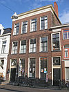 Groningen Oude Boteringestraat 63 -  Groningen, Oude Boteringestraat 63, Vier traveeÃ«n breed pand met twee volle verdiepingen afgesloten door omgaande rechte kroonlijst. Beganegronds en op de tweede verdieping achtruitsvensters, op de eerste verdieping zesruiters; rm 18621 