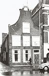 Exterieur VOORGEVEL - Groningen - 20262748 - RCE -  Damsterdiep 26, Groningen, voorgevel. Links de Soniusgang. 