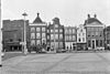 Wand - Groningen - 20093769 - RCE -  De zuidoostwand van de Grote Markt in Groningen in 1966, met v.l.n.r. de volgende panden: Grote Markt 35 (Grand Theatre, rm 485626) Grote Markt 36 (Hotel de Doelen, dubbelpand, rm 18468/18469) Grote Markt 37 (rm 18470) Grote Markt 38 (rm 18471) Grote Markt 39/Gelkingestraat 2-4 (rm 18472)