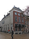 Groningen Vismarkt 42.JPG -  Groningen, Vismarkt 42, hoek Haddingestraat; Diep pand met dwars dak op voorhuis; rm 18721 