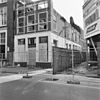 Exterieur VOORGEVEL EN RECHTERZIJGEVEL - Groningen - 20268089 - RCE -  De voor- en rechterzijgevel van het hoekpand Oude Boteringestraat 8/Poststraat 2-4 (rm 18628), dat op 4 juni 1991 door brand werd getroffen. De foto is vermoedelijk in januari 1992 gemaakt. 
