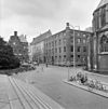 Overzicht Academiestr.-Broerstraat - Groningen - 20092139 - RCE -  De Broerstraat in Groningen, gezien vanaf het bordes van het Academiegebouw in de richting van de Oude Boteringestraat, 1980. Rechts van het pand met de trapgevel het Calmershuis (rm 18632) en het Wolters-Noordhoffcomplex. Daar weer rechts van, gescheiden door de Poststraat, de Martinuskerk. 