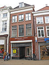 Groningen Oosterstraat 23-23a.JPG -  Groningen, Oosterstraat 23-23a, Woonhuis met bakstenen lijstgevel en jongere Art DÃ©co-winkelpui; rm 486002 