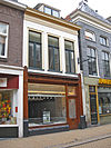 Woonhuis met jongere winkelpui in Art Nouveau-stijl